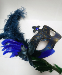 Синяя маска на палочке с золотым узором и перьями