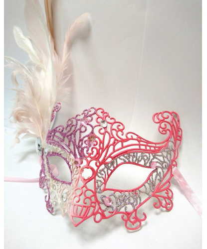 Карнавальная ажурная маска с перьями (розово-серебряная), пластик, перья (Италия)
