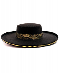 Испанская шляпа с золотой кружевной лентой
