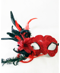 Карнавальная маска красного цвета с пером сбоку