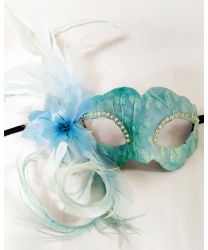Карнавальная маска голубого цвета с пером сбоку