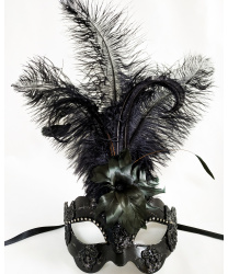 Венецианская маска черного цвета с перьями