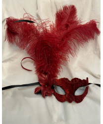 Венецианская красная бархатная маска с узором и перьями