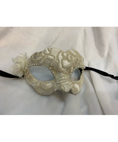 Белая маска с кружевом и цветком, перья, папье-маше, ткань, стразы (Италия)