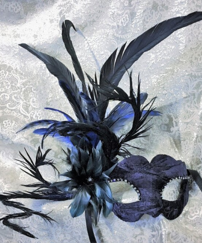 Карнавальная маска синего цвета с пером сбоку, перья, пластик, бархат, стразы (Италия)