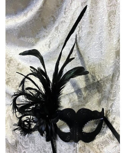 Венецианская черная маска в стиле Colombinа , пластик, ткань, стразы, блестки, перья (Италия)