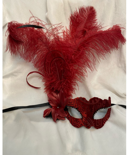 Венецианская красная бархатная маска с узором и перьями, папье-маше, ткань, стразы, перья (Италия)