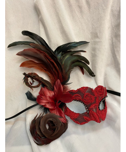 Красная венецианская маска с тёмными перьями, перья, папье-маше, стразы, кружево (Италия)