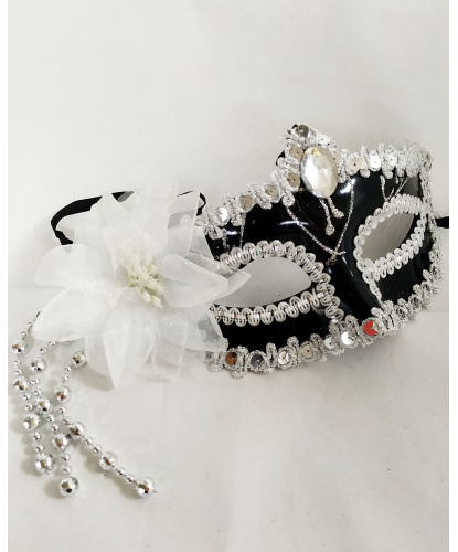 Черная маска с белым цветком, полиэстер, перья, пластик, стразы, пайетки (Германия)