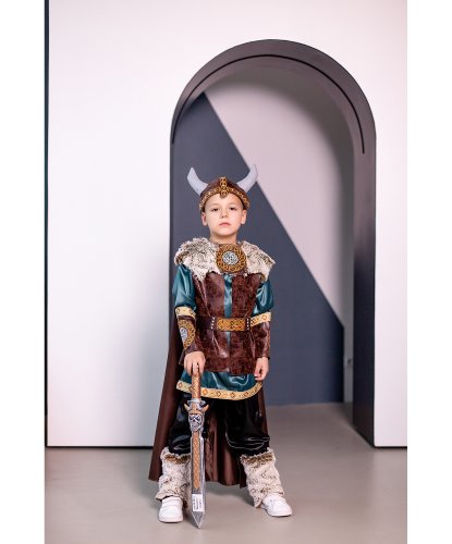 Детский карнавальный костюм Викинг: рубашка, брюки, жилетка, плащ, наручи, гетры, шлем, меч (Россия)