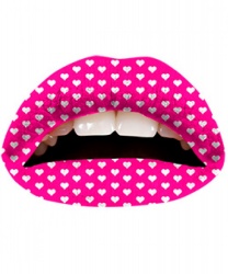 Розовая наклейка для губ с сердечками
