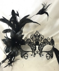 Черная блестящая маска Giglio с перьями сбоку