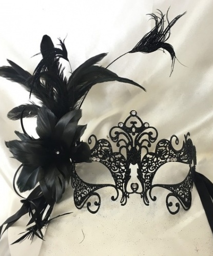 Черная блестящая маска Giglio с перьями сбоку, перья, металл (Италия)