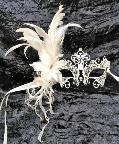 Металлическая маска белая с блестками, перья, металл, стразы, блестки (Италия)