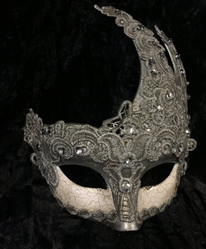Ассиметричная маска украшенная кружевом, серебряная, блестки, пластик, стразы, кружево (Италия)